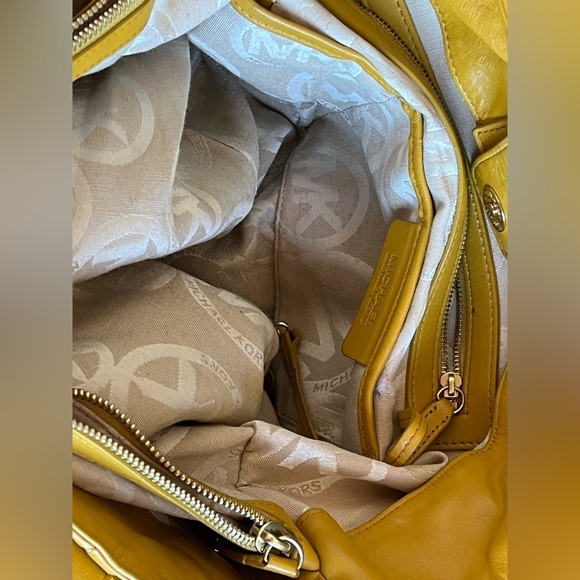 Michael Kors Beverley Mustard Yellow- Gold Drawstring Bag- rare vintage - Picture 13 of 16